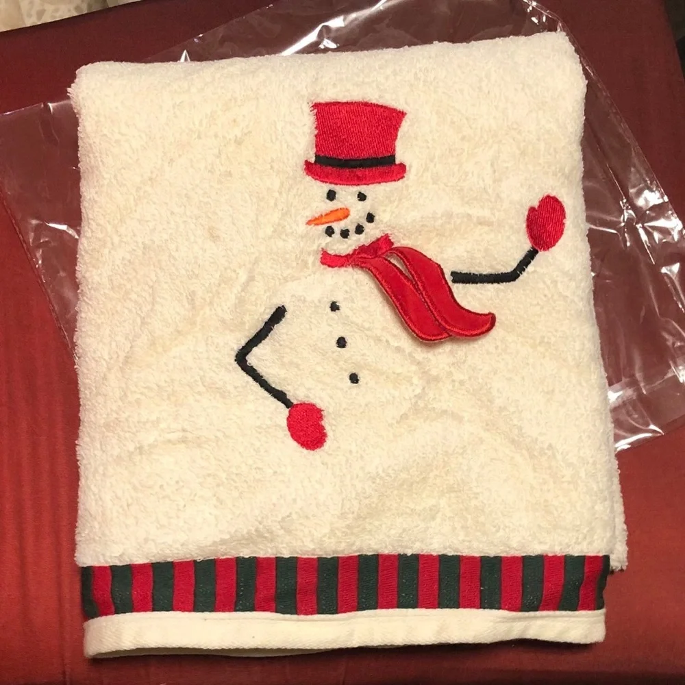 Santens MACY’S HOME “INVISIBLE SNOWMAN”  Red/Green cotton Bath Towel